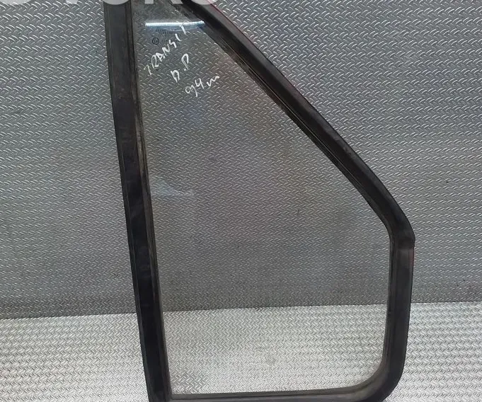 SMALL GLASS FROM THE FRONT DOORS (OF A FOUR-DOOR CAR)