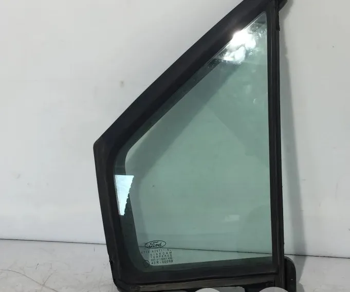 LITET GLAS FRÅN FRAMDÖRRARNA (PÅ EN FYRDÖRRARS BIL)