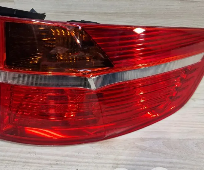 RÜCKLICHT IN DER KAROSSERIE