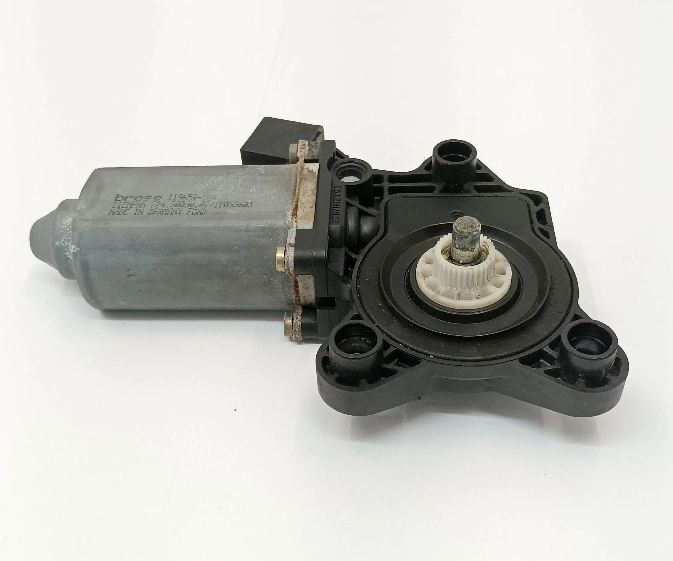 MOTEUR DE LEVAGE DE LA VITRE ARRIÈRE